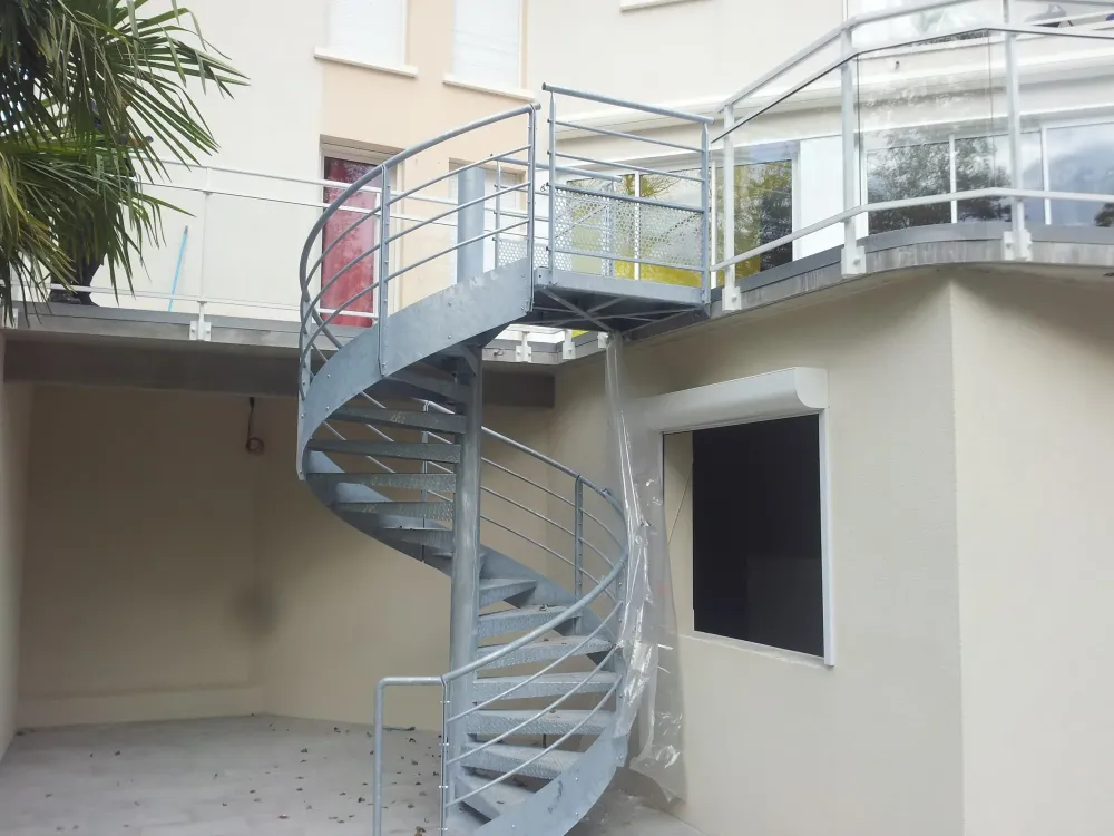 Escalier métallique près de Saint-cyr-sur-loire
