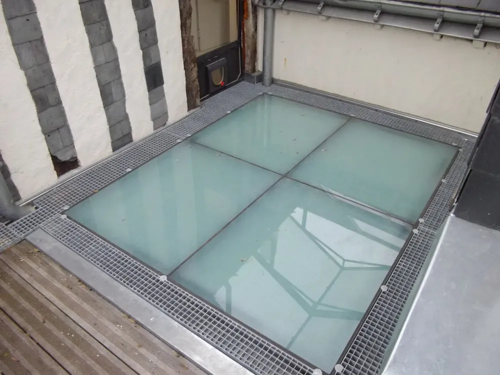 Plancher de verre près de Saint-cyr-sur-loire