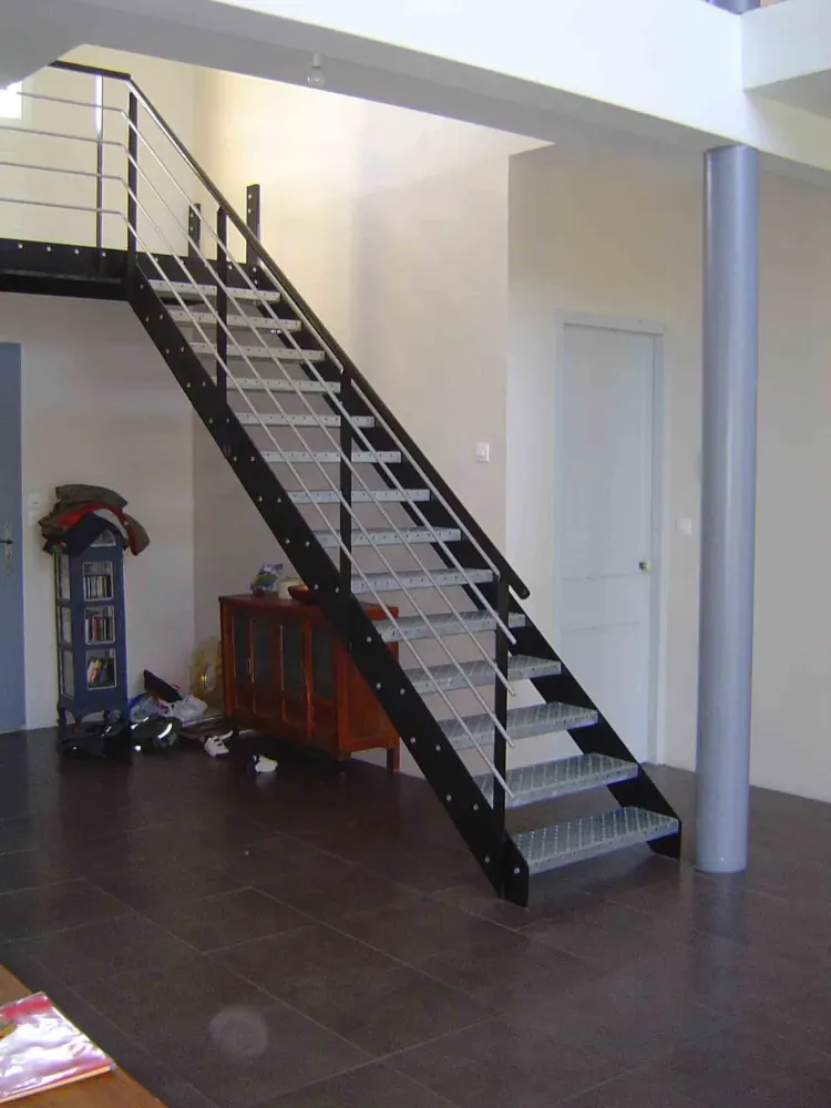 escalier-metal-interieur-design.jpg